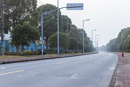 宽广的路和绿植背景图片