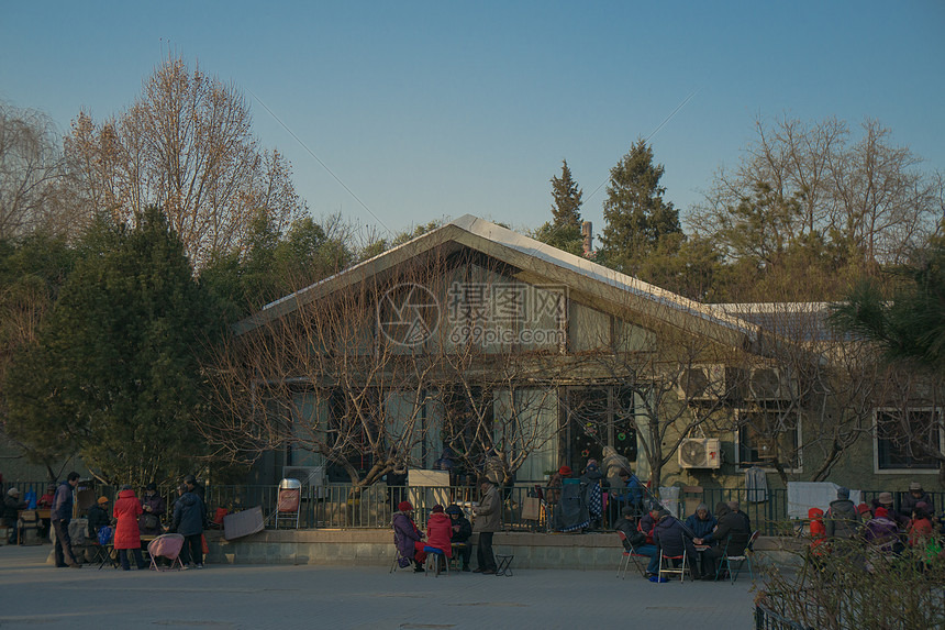 冬日北京某公园里的老人们图片
