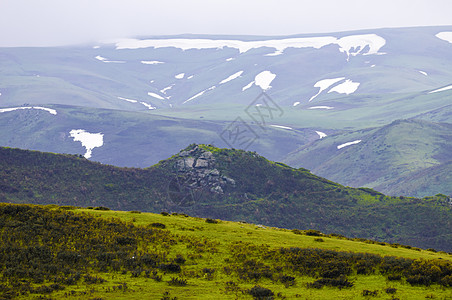 新疆塔城山脉草场雪山图片