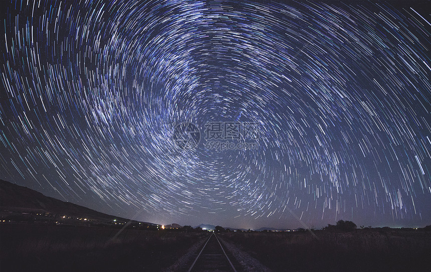 铁路天空星轨背景图片