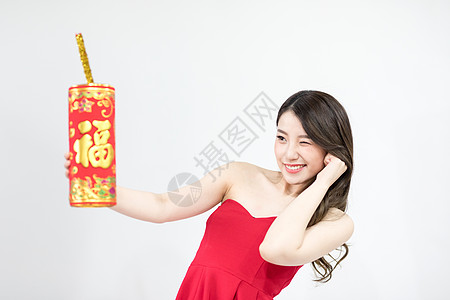 手拿鞭炮的新年女性图片