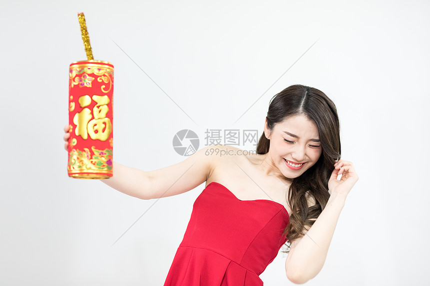 手拿鞭炮的新年女性图片