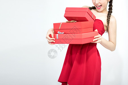 春节元素抱着礼盒的年轻女性背景