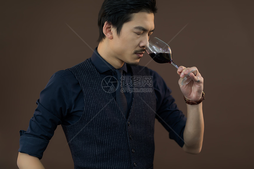 中年男性品尝红酒图片