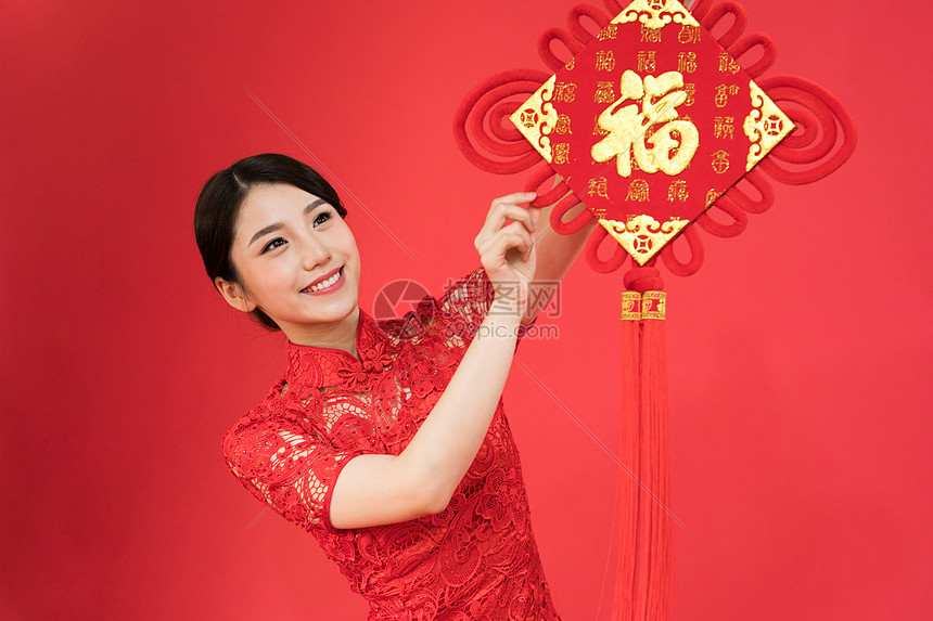 照片 人物情感 拿着福字拜年的新年女性.