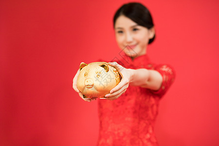 捧着储蓄罐的新年女性高清图片