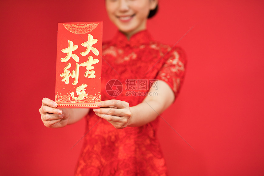 新年女性发红包图片