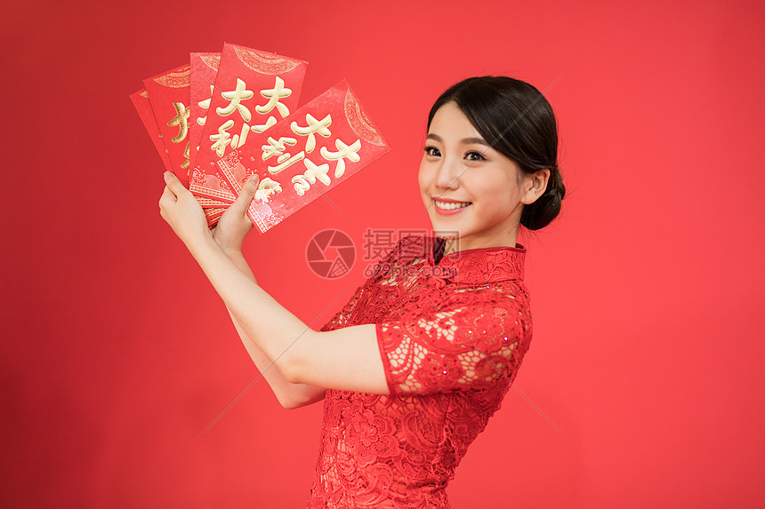 新年女性发红包图片