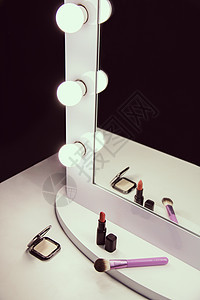 化妆镜前的化妆品背景图片