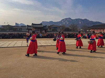 春节韩国首尔的景福宫表演高清图片