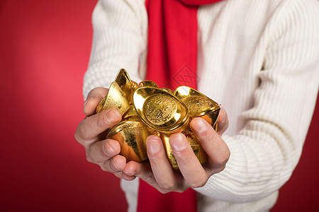 喜庆banner新年男士手拿金元宝背景