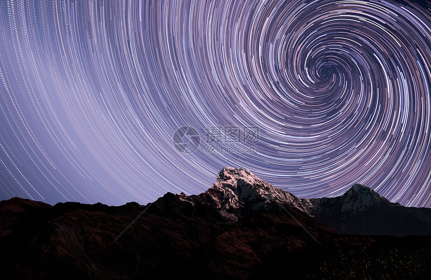 山峰星轨背景图片