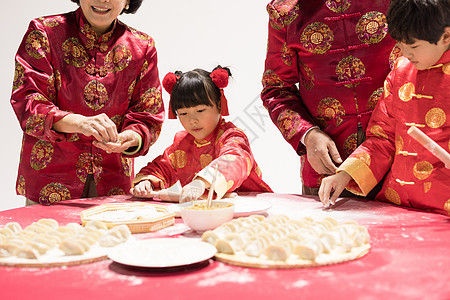 父子爷爷奶奶教孩子包饺子背景