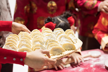 一家人睡觉爷爷奶奶教孩子包饺子背景