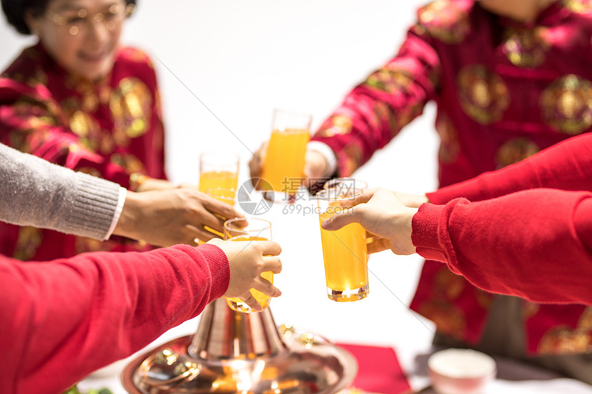 过年一家人吃团圆饭举杯庆祝图片