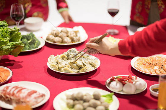 年夜饭团圆饭吃饺子特写图片