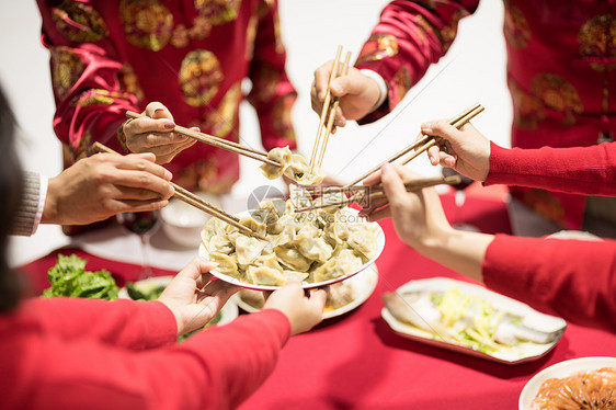 年夜饭团圆饭吃饺子特写图片