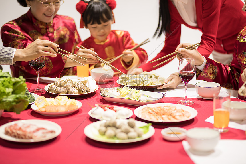 年夜饭团圆饭吃饺子特写图片