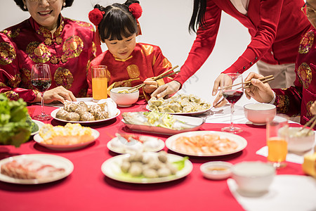 一家人吃年夜饭团圆饭吃饺子特写背景