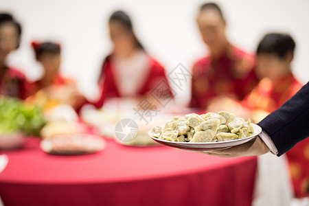 年夜饭团圆饭吃饺子特写图片