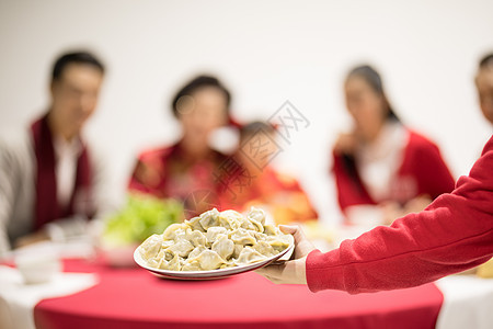 年夜饭团圆饭吃饺子特写背景图片