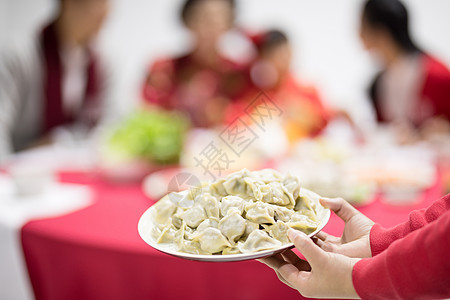 年夜饭团圆饭吃饺子特写高清图片