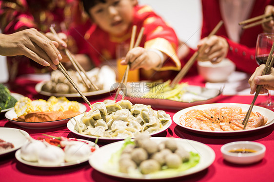 年夜饭团圆饭吃饺子特写图片