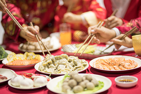 家人聚会年夜饭团圆饭吃饺子特写背景