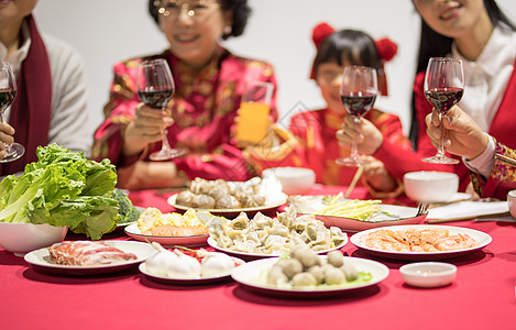 年夜饭团圆饭举杯庆祝背景图片