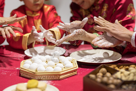 爷爷奶奶孩子爷爷奶奶教孩子搓汤圆背景