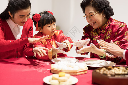 爷爷奶奶孩子爷爷奶奶教孩子搓汤圆背景