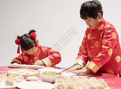 初中学孩子学包饺子背景