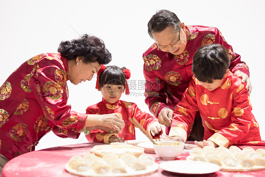 爷爷奶奶教孩子包水饺图片