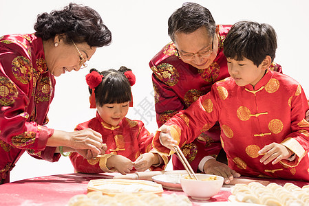 爷爷奶奶教孩子包饺子高清图片