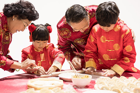 新年剪纸爷爷奶奶教孩子包饺子背景