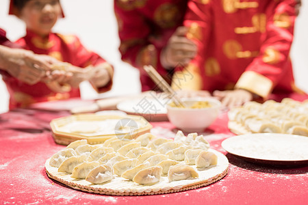 爷爷奶奶教孩子包饺子高清图片