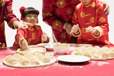 爷爷奶奶教孩子包饺子高清图片