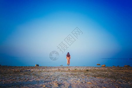 太阳海冬季女孩看海背影背景