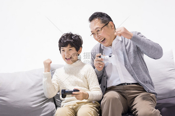 爷爷和孙子一起玩游戏图片