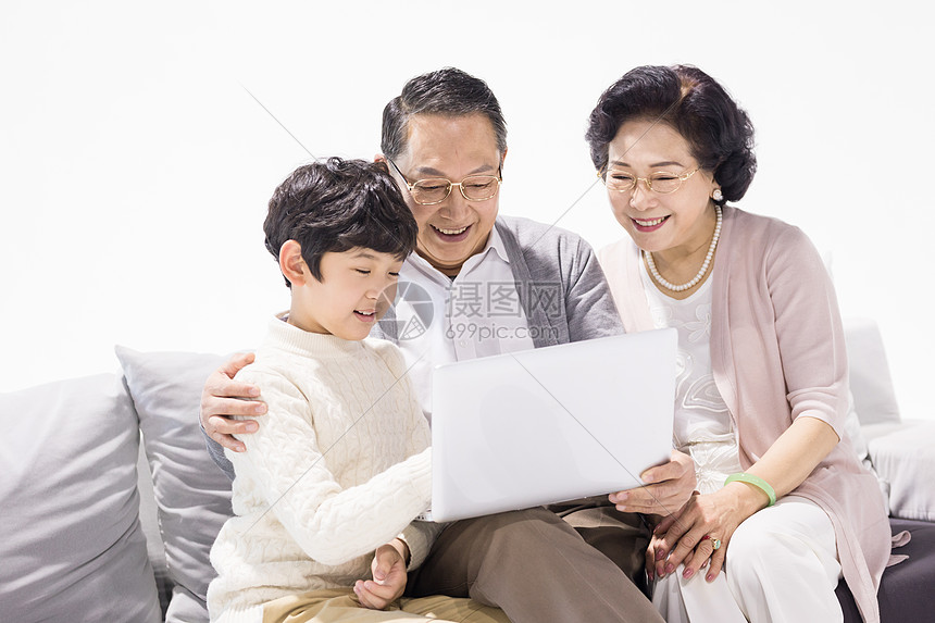 爷爷奶奶和孙子开心地坐在沙发上