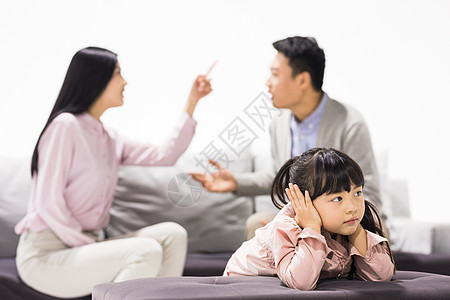 爸爸和孩子父母在孩子面前吵架背景