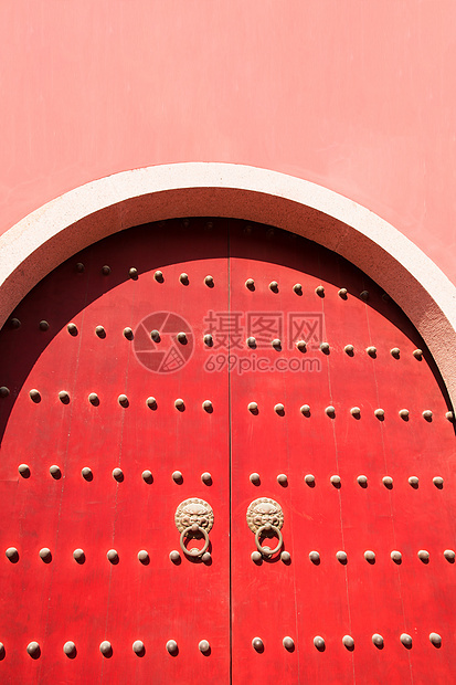 红色的铜锁门图片