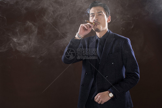 成功人士抽雪茄