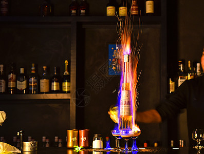 燃烧的酒瓶酒吧调酒高清图片