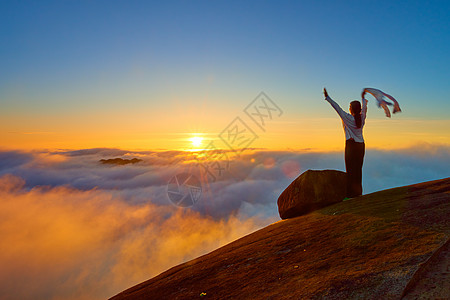 山顶云海迎接新年的第一缕曙光与云海背景