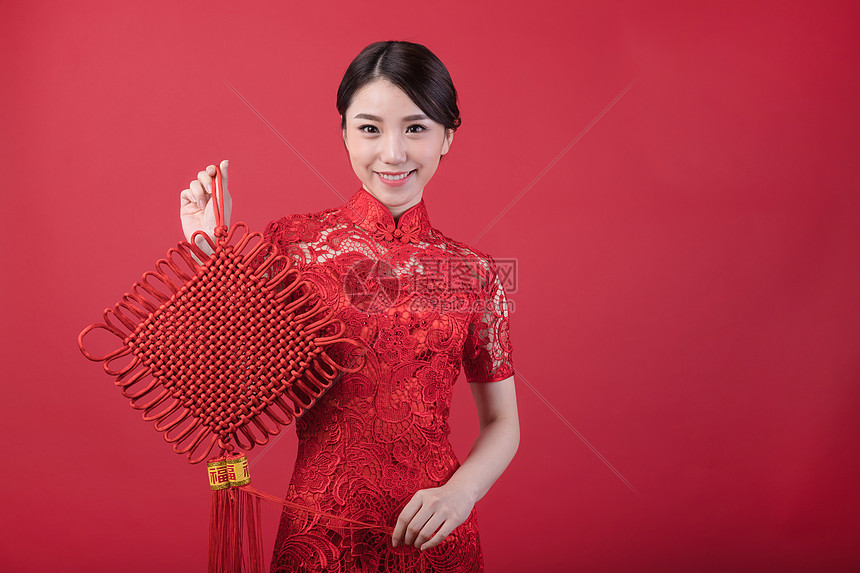 春节手拿中国结的旗袍美女图片