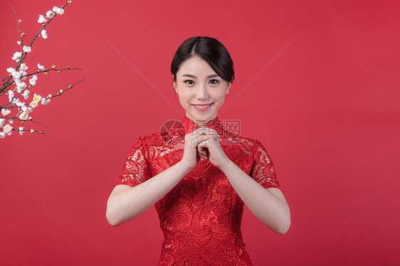 新春身着旗袍的美女拜年