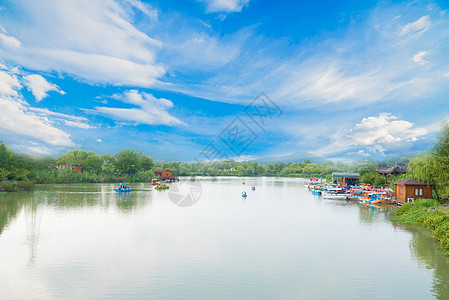 绿水青山蓝天白云湖泊背景