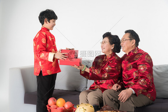 新年春节给长辈送礼