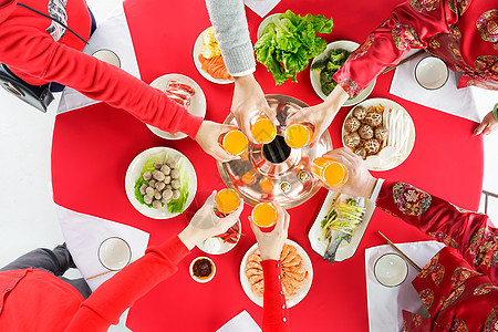 餐桌上家人干杯庆祝图片